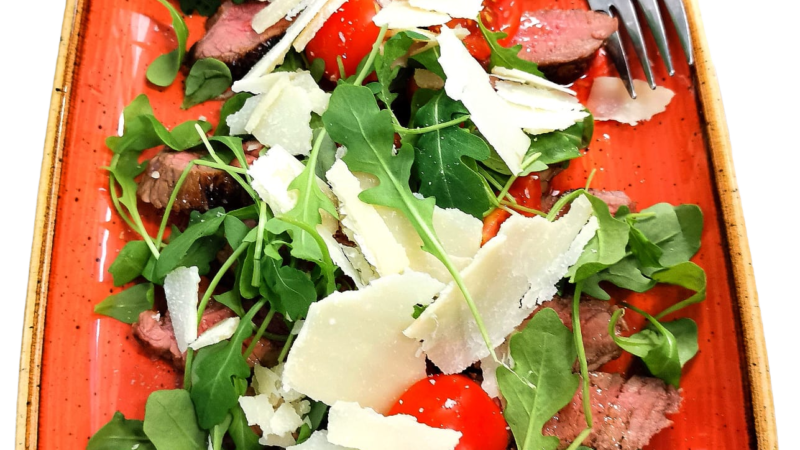 Tagliata di scamone, rucola, grana e ciliegini.